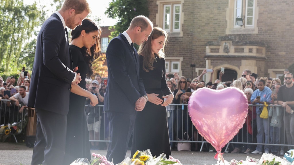 Harry, Meghan, William und Kate (v.l.n.r.) auf Schloss Windsor. Sie nehmen gemeinsam Abschied von der Queen.