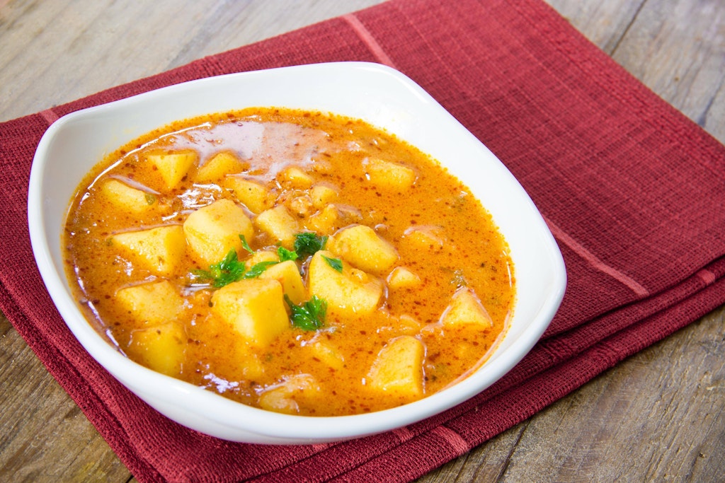 Der leckere Kartoffel-Gulasch kommt ganz ohne Fleisch aus.