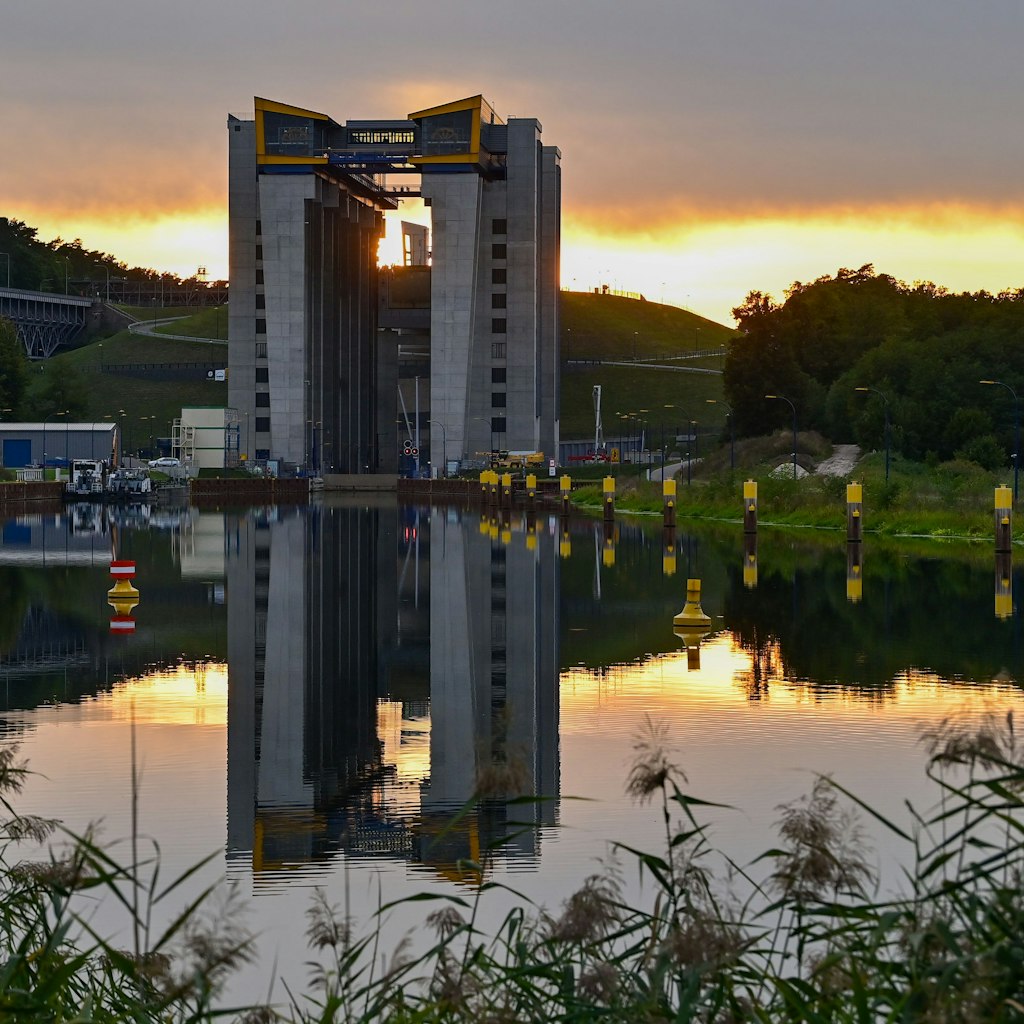 Farbenprächtig leuchtet der Himmel zum Sonnenuntergang hinter dem neuen Schiffshebewerk Niederfinow. Für den allgemeinen Schiffsverkehr steht die neue Anlage ab 5. Oktober zur Verfügung. 