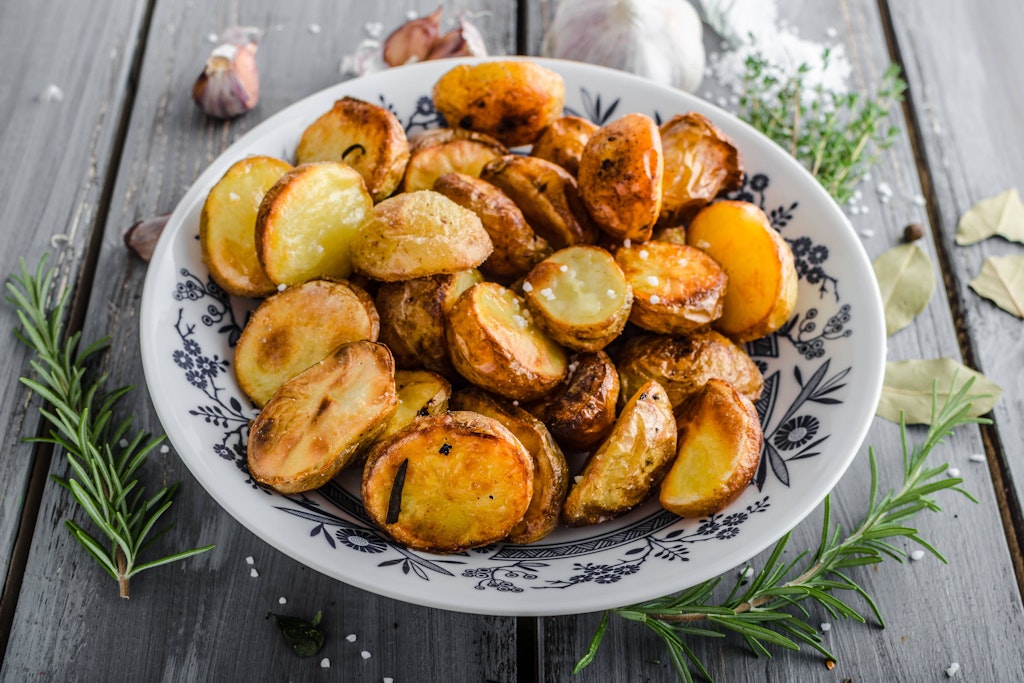 Das Rezept für Knoblauch-Kartoffeln mit Parmesan geht schnell und ist verdammt lecker.