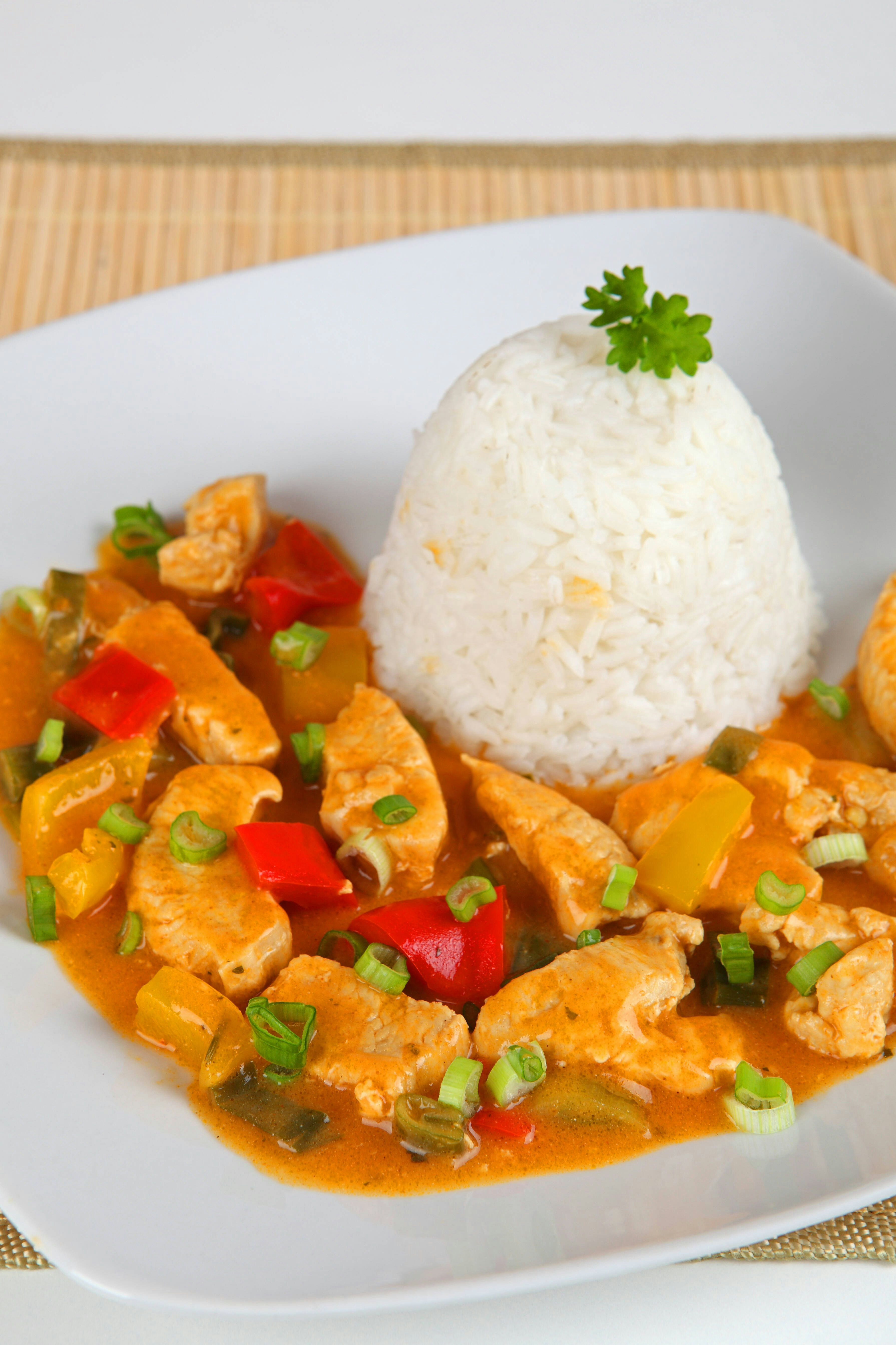 Superlecker und so simpel! Rezept für Hühnchen Stroganoff mit Paprika ...