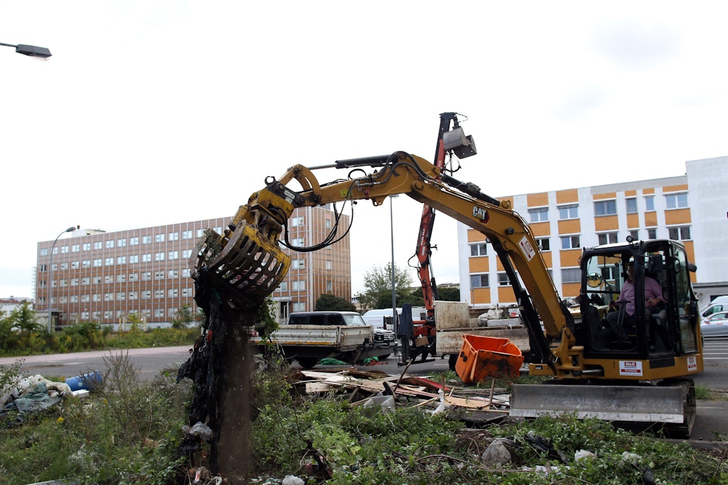 Auf dieser Baubrache an der Frankfurter Allee zur Buchberger Straße soll der „Winterzauber Berlin“-Markt stehen. Bauleute räumen gerade auf dem Areal den Schutt weg. Der Baggerfahrer ist sich sicher: „Dieser Weihnachtsmarkt wird ein ganz besonderer.“