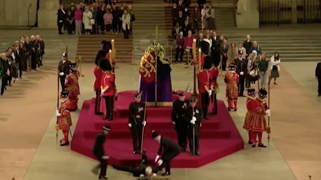 Kurz bevor er am Sarg der Queen in Ohnmacht fiel, wurde der Wachmann schwankend gesehen.