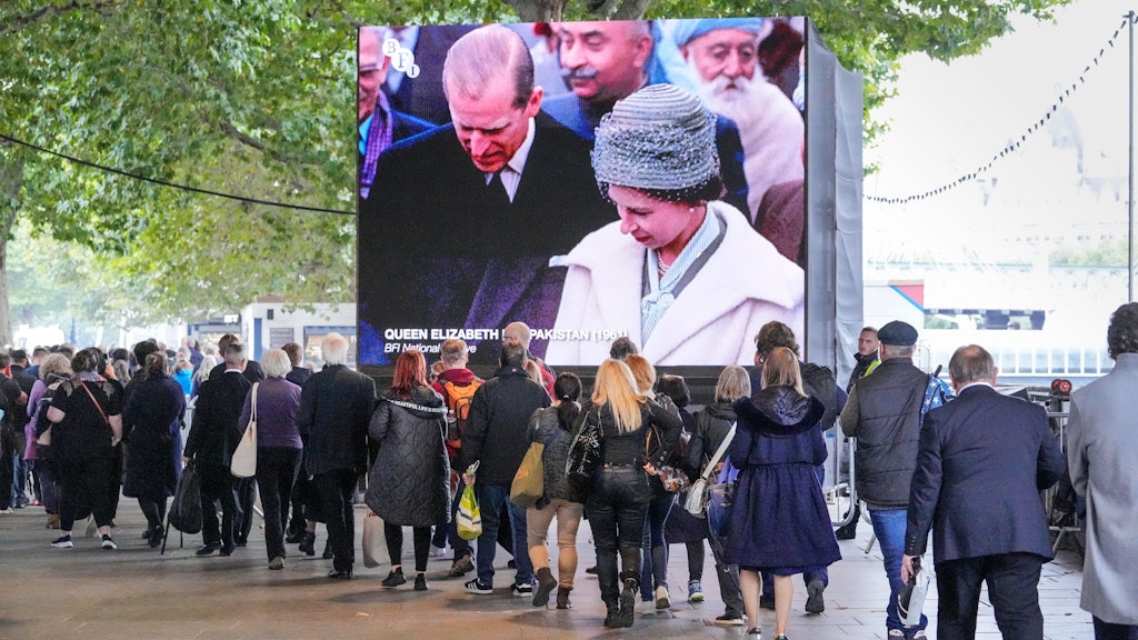 Die Menschen in London stehen weiter in einer kilometerlangen Schlange an, um der verstorbenen Königin ihren Respekt zu erweisen. 