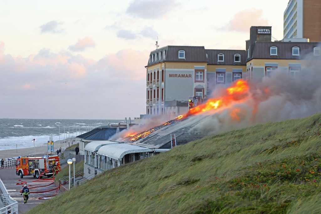 Rauch und Flammen: Feuerwehrleute im Einsatz bei der Brandbekämpfung. 