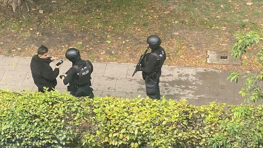 Auch im Umfeld der Schule kontrollieren die Polizisten die Passanten.