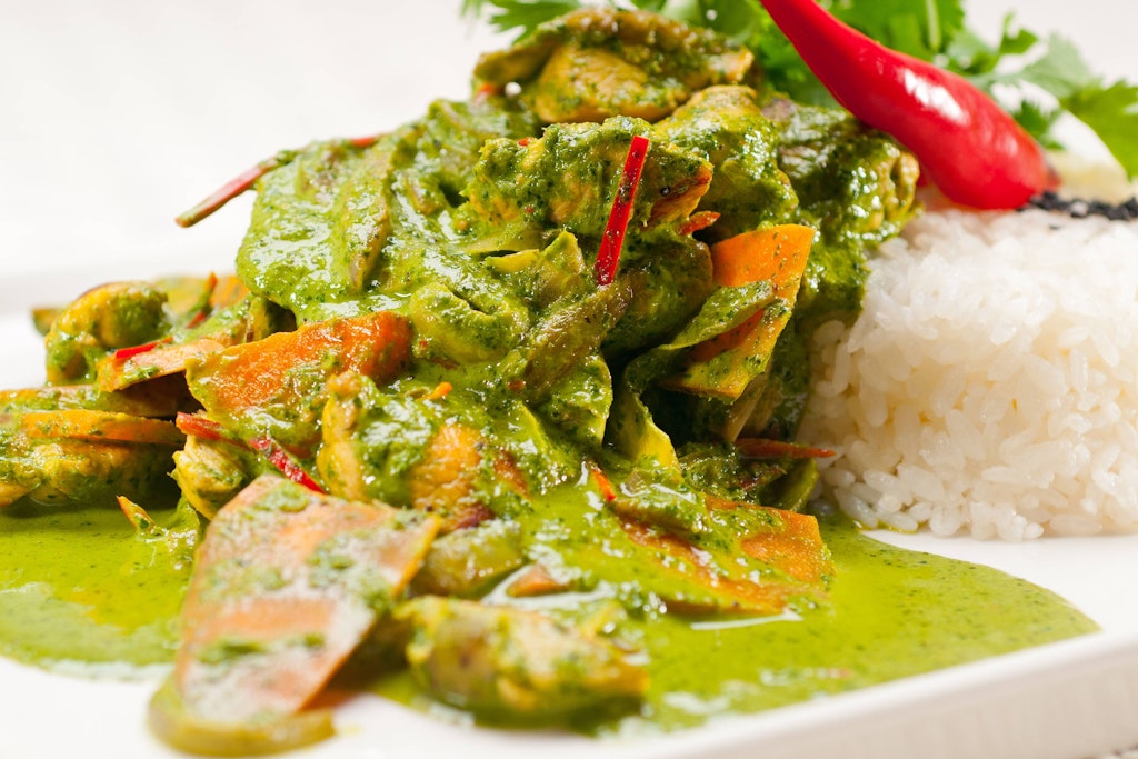Ein grünes Hühnchen-Curry überzeugt mit zarten Filetstreifen, die fast auf der Zunge zergehen. 