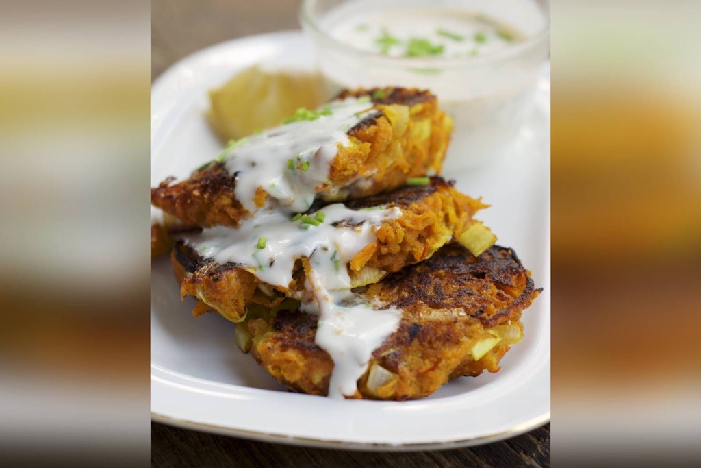 Leckere Kürbispuffer sind lecker und knusprig.