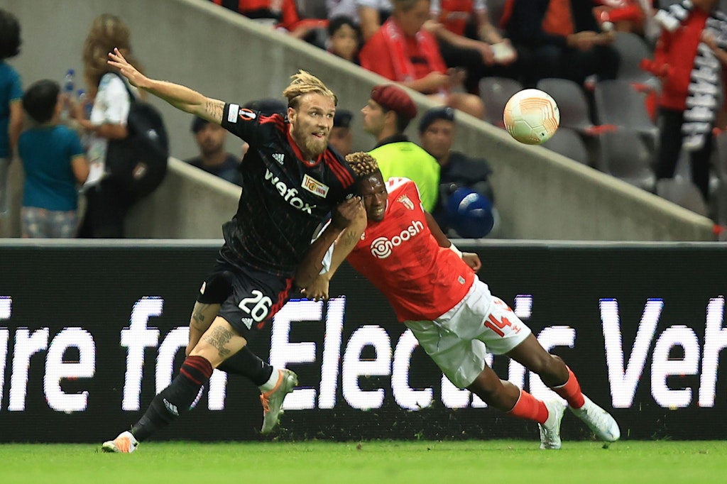 Unions Tymoteusz Puchacz (l.) kämpft mit Bragas Alvaro Djalo um den Ball. 