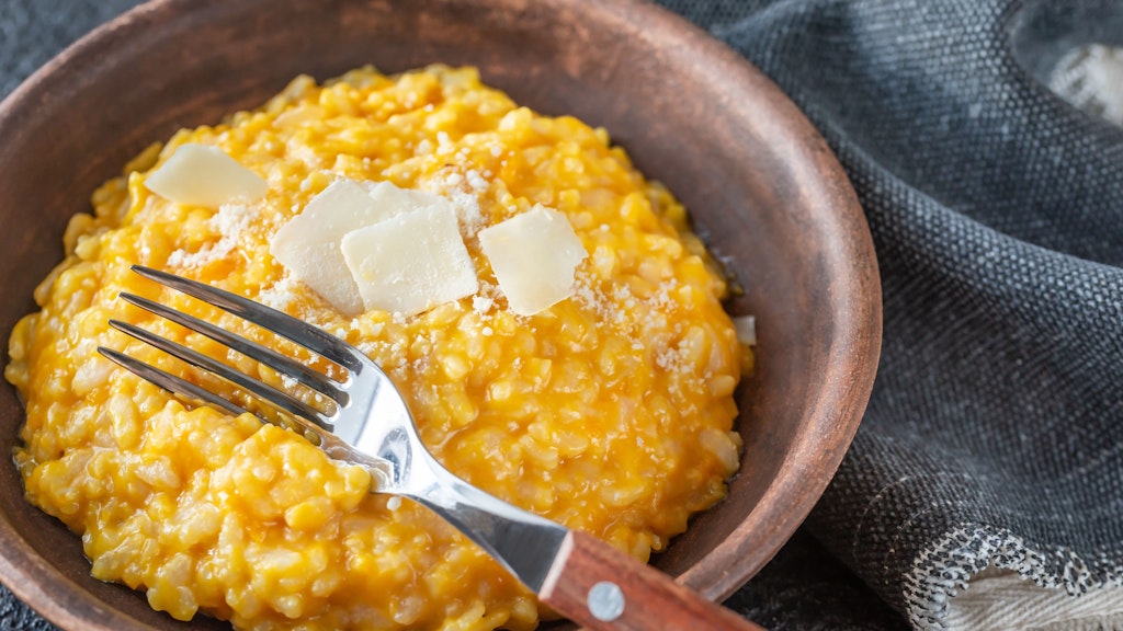 Klassisches Risotto bekommt die gelbliche Färbung durch das teure Gewürz Safran, hier kommt die Farbe durch den Kürbis.