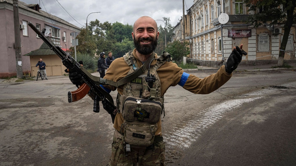 Einen Sieg errungen und am Leben: Der ukrainische Fallschirmjäger Andrii Bashtovyi begrüßt im eroberten Isjum Kameraden. 