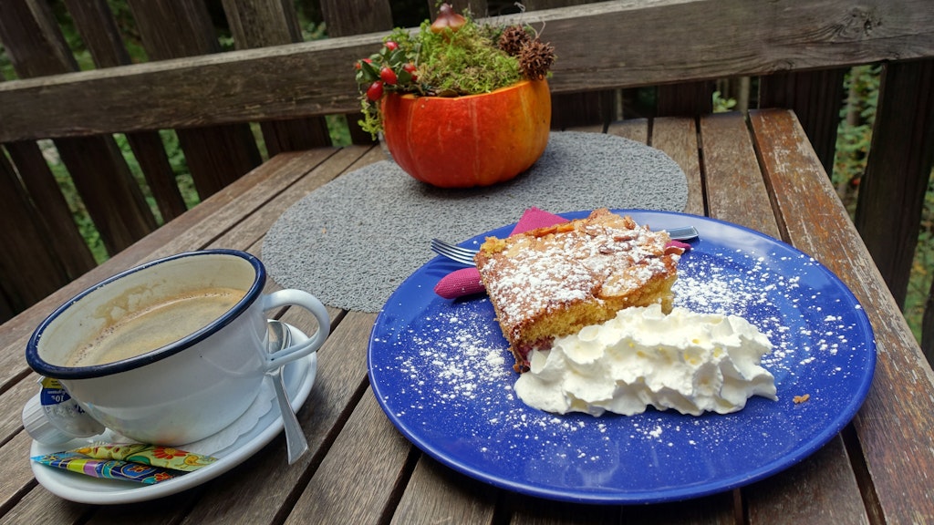 Das Dach aus Mandeln macht den Pflaumenkuchen so unglaublich saftig.