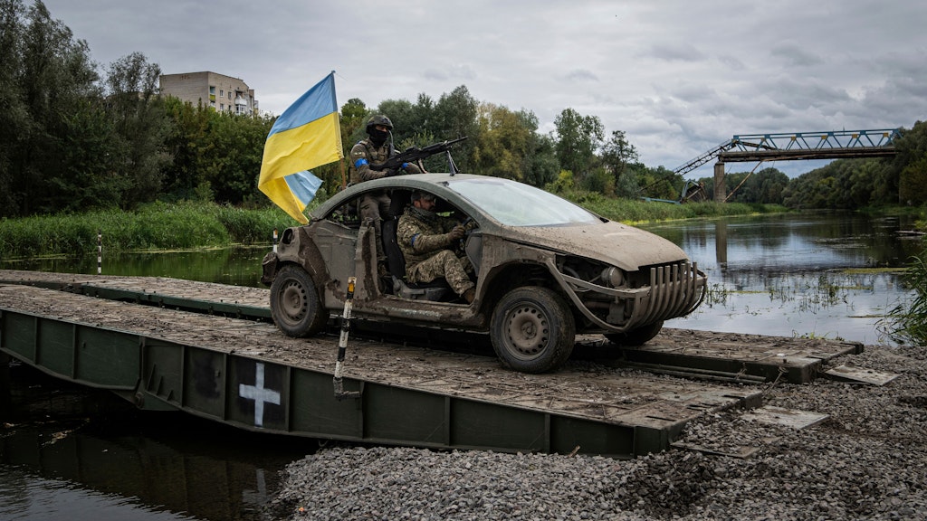Ukrainische Fallschirmjäger in einem zu einem Gefechtsfahrzeug umgebauten Pkw.