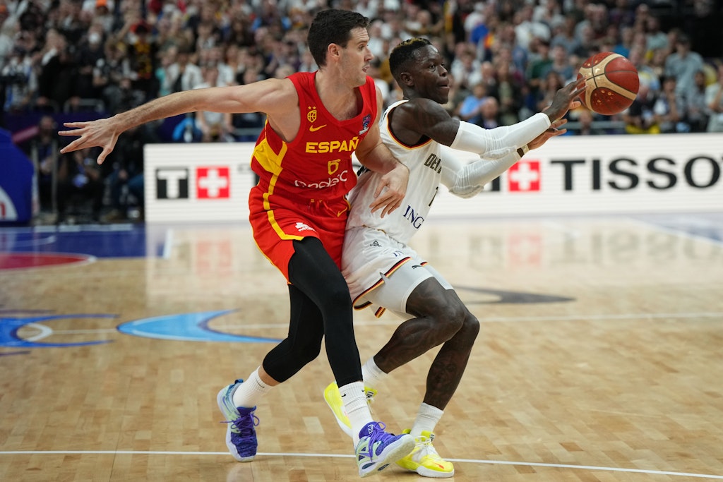 Dennis Schröder (re., Deutschland) gegen Xabier Lopez-Arostegui (Spanien).
