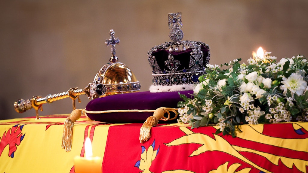 Der Sarg von Königin Elizabeth II., der in die königliche Standarte gehüllt ist und auf dem die Imperial State Crown thront, ist in der Westminster Hall aufgebahrt.