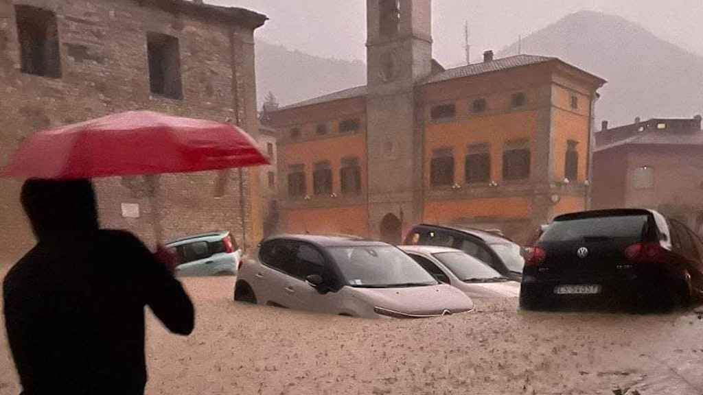Zahlreiche Autos wurden von den Fluten mitgerissen.