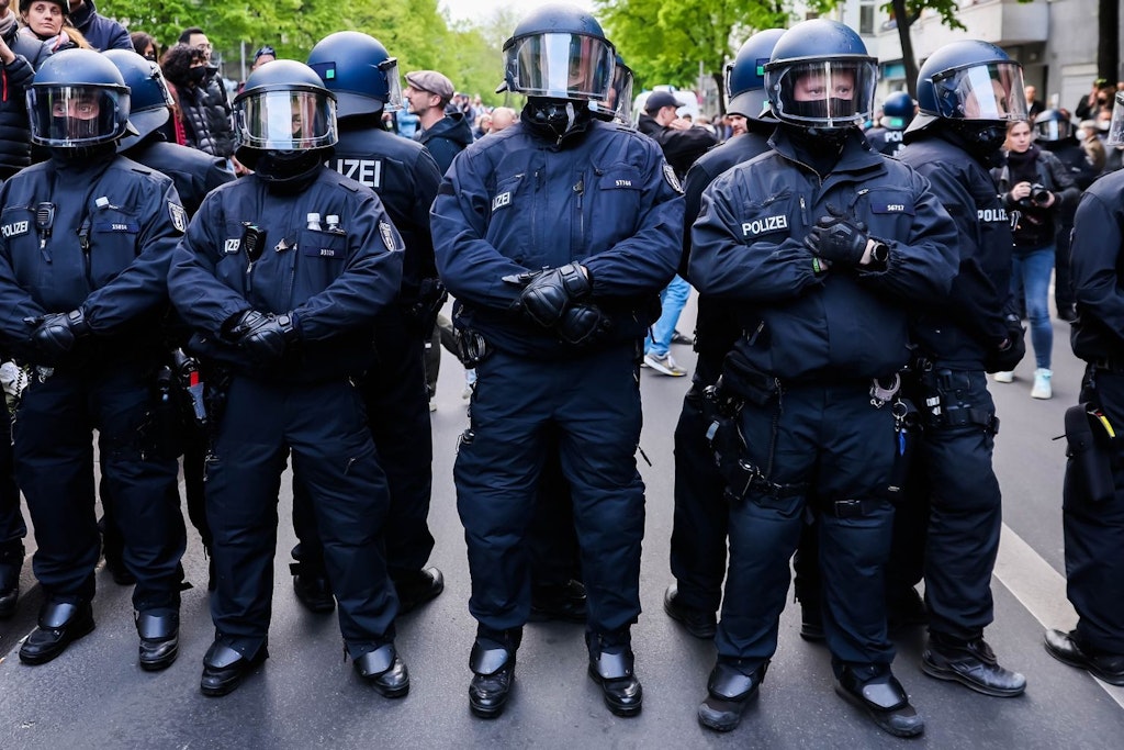Einsatzkräfte der Polizei sind bereits für mögliche Unruhen gerüstet.