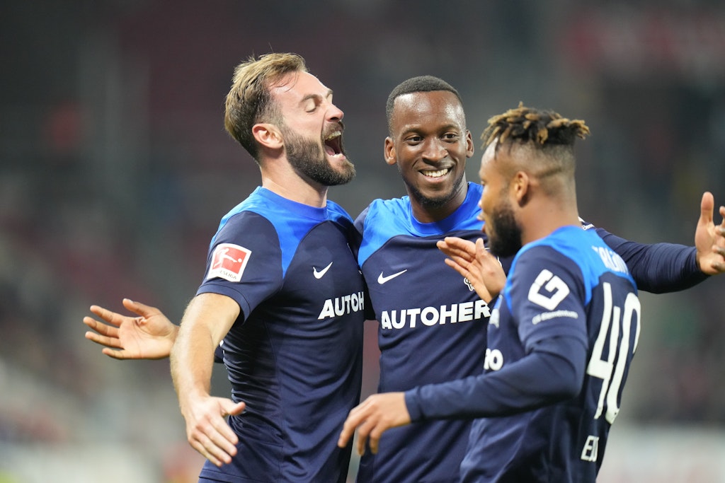 Lucas Tousart, glücklicher Torschütze, feiert seinen Treffer zum 1:0 in der Partie gegen Mainz mit Dodi Lukebakio und Chidera Ejuke. Doch dann kam die Retourkutsche kurz vor Schluss. 
