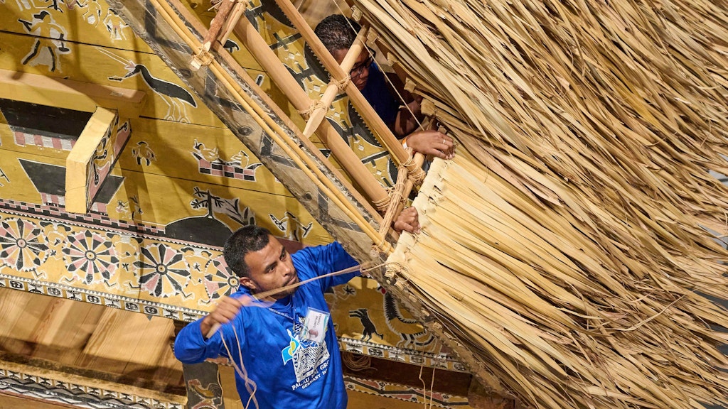 Im Ausstellungssaal „Bauwerke aus Ozeanien“ des Ethnologischen Museums im Berliner Humboldt Forum wurde im Sommer ein traditionelles Versammlungshaus (Bai) aus Palau fertiggestellt.