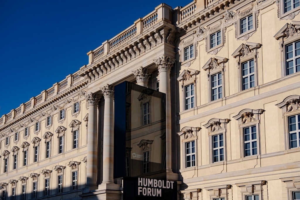 „Das Humboldt Forum ist eine Baustelle und bleibt es auch“, sagt Kulturstaatsministerin Claudia Roth. 
