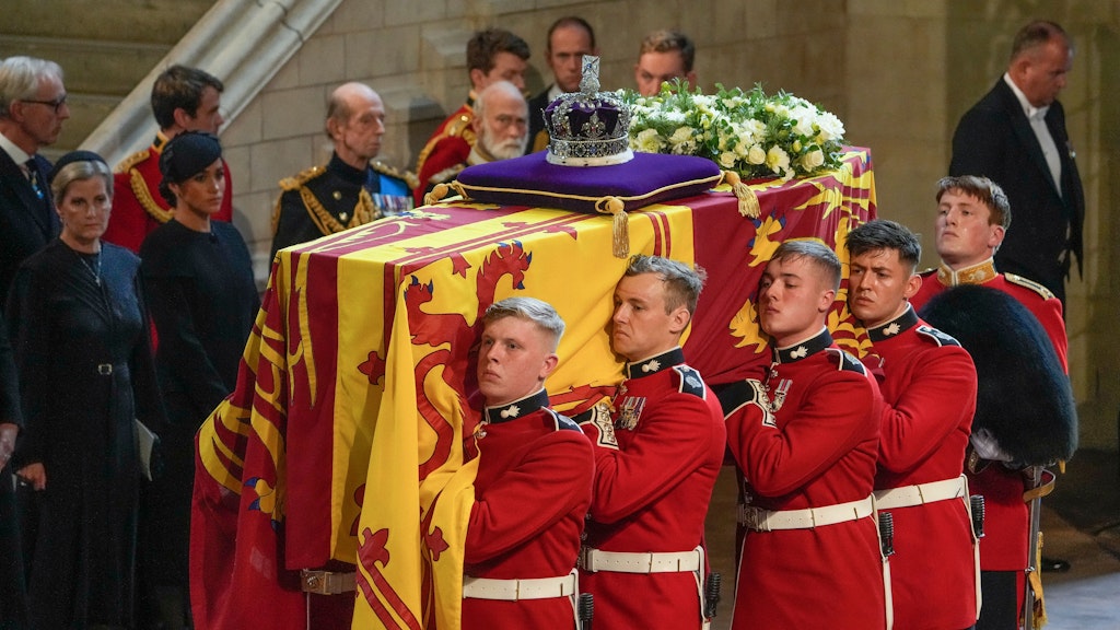 Der Sarg von Queen Elizabeth bei der Ankunft in der Westminster Hall in London.