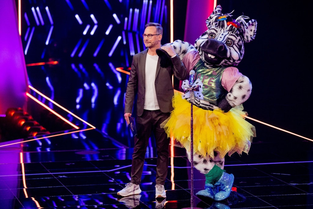Matthias Opdenhövel in der letzten Staffel von The Masked Singer mit dem Zebra - im Kostüm steckte Sängerin Ella Endlich, sie gewann die Staffel.