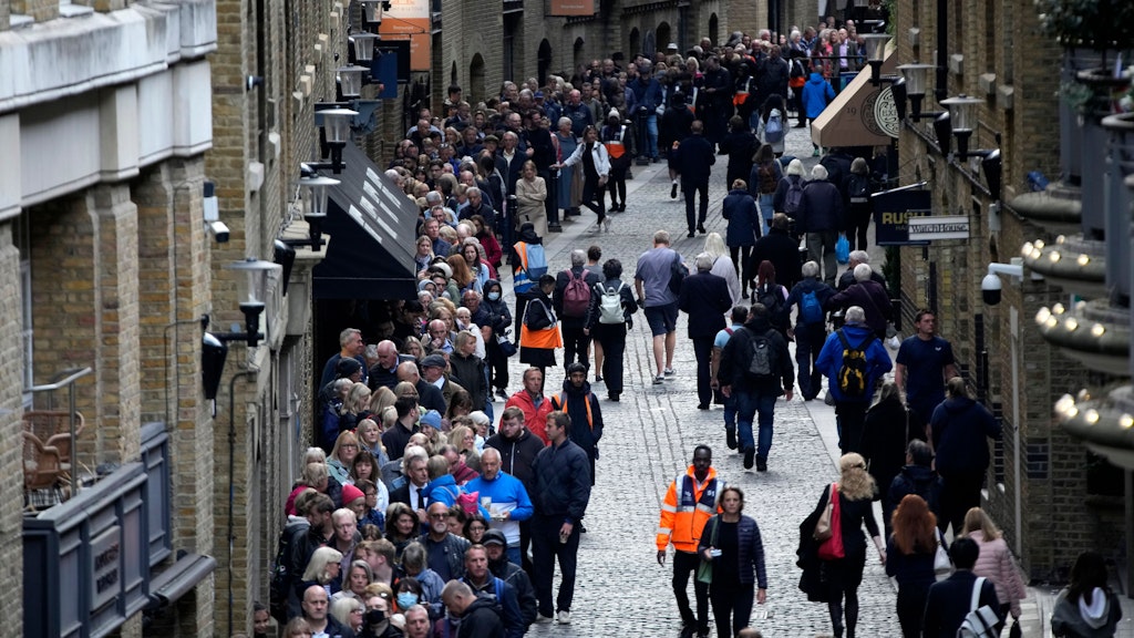 London: Menschen stehen in einer Schlange, um der verstorbenen Königin Elizabeth II. während der Staatsaufbahrung in der Westminster Hall die letzte Ehre zu erweisen. 