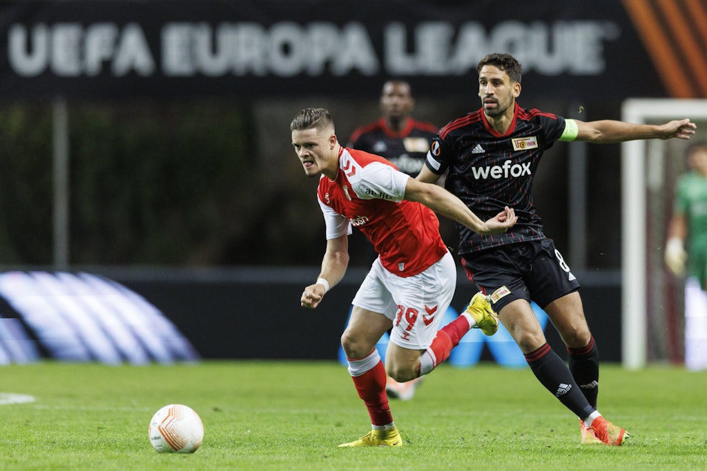 Unions defensiver Mittelfeldspieler Rani Khedira im Duell mit Bragas späterem Torschützen Vitinha (l.).