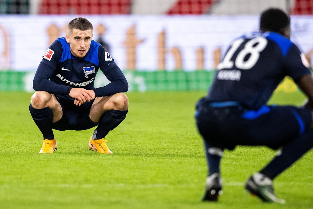 Außenverteidiger Jonjoe Kenny ist Herthas Dilemma nach dem Schlusspfiff in Mainz deutlich anzusehen.