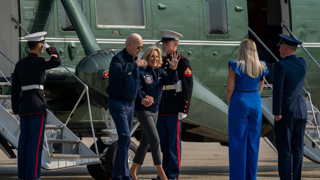 Präsident Joe Biden und First Lady Jill Biden vor der Air Force One: auf dem Weg nach London, wo sie am Begräbnis von Königin Elizabeth II. teilnehmen werden . 