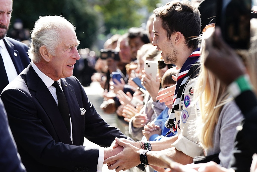 König Charles III bei den Wartenden, die seiner verstorbenen Mutter die letzte Ehre erweisen wollen. Sogar David Beckham wartete 12 Stunden in der Schlange. 