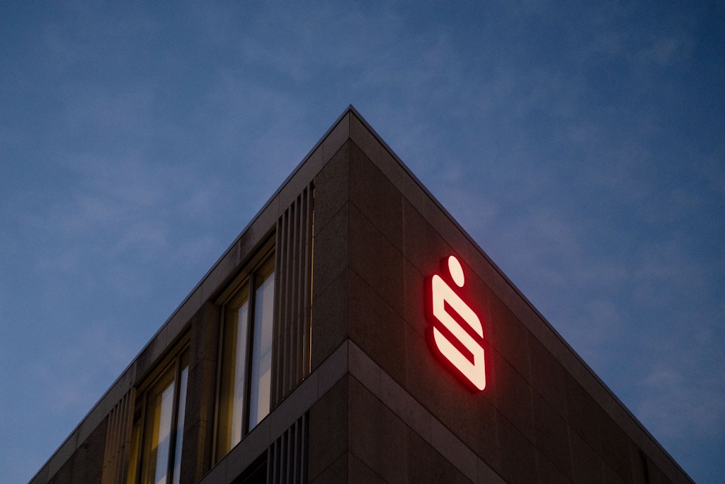 Das Logo der Sparkasse ist an der Fassade eines Gebäudes zu sehen (Symbolbild).