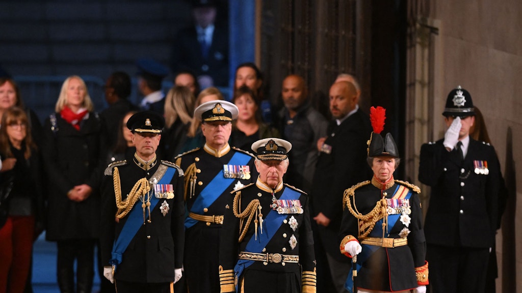 Am Freitagabend hatte König Charles III. seine Geschwister zur Totenwache geführt. 