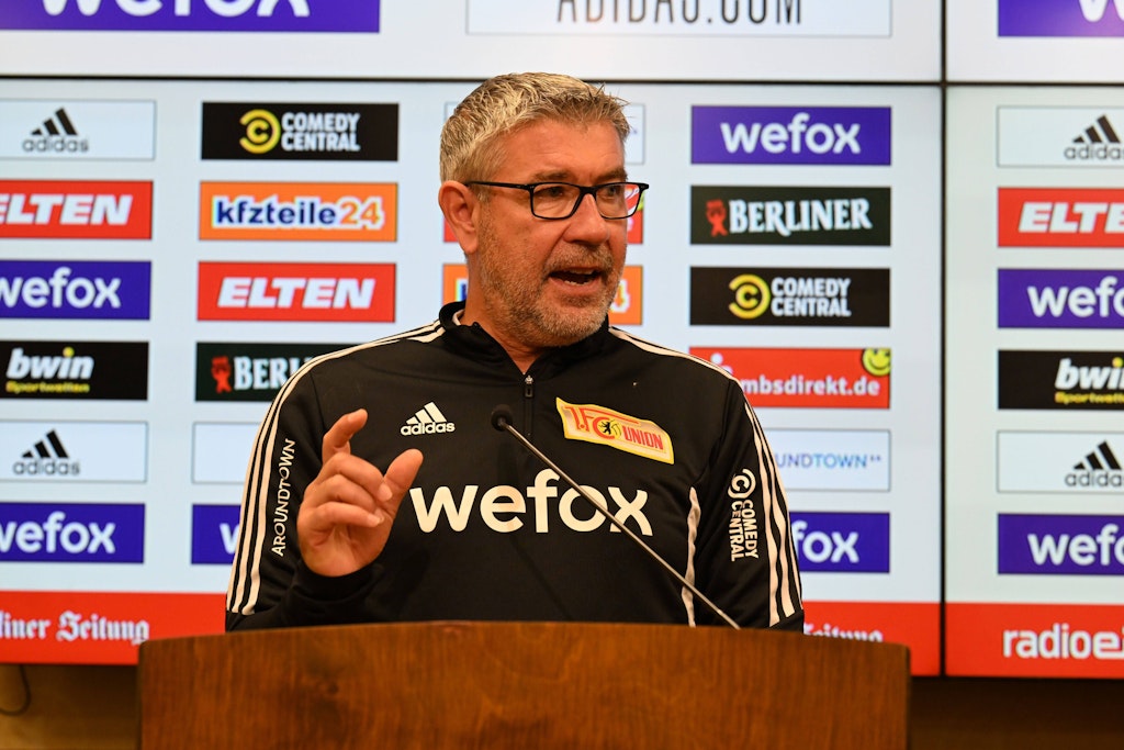 Urs Fischer zeigt es an: Der Trainer des 1. FC Union sieht seine Eisernen und den VfL Wolfsburg gar nicht so weit auseinander.