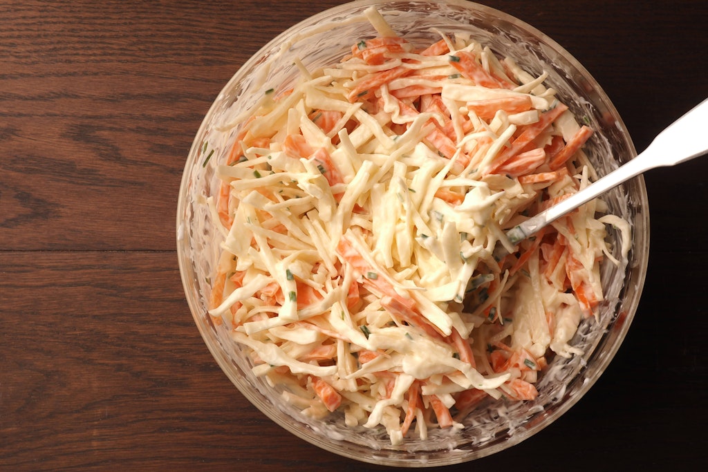 Kennen Sie nicht auch diesen Salat aus dem Restaurant? Er liegt mit auf dem Teller, man kostet ihn und möchte augenblicklich noch mehr.