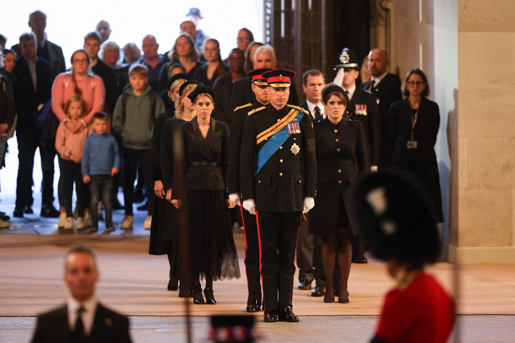 Die Enkel der Queen Elizabeth II. ziehen in die Westminster Hall ein. Am Samstagabend halten sie am Sarg der verstorbenen Königin Totenwache. 