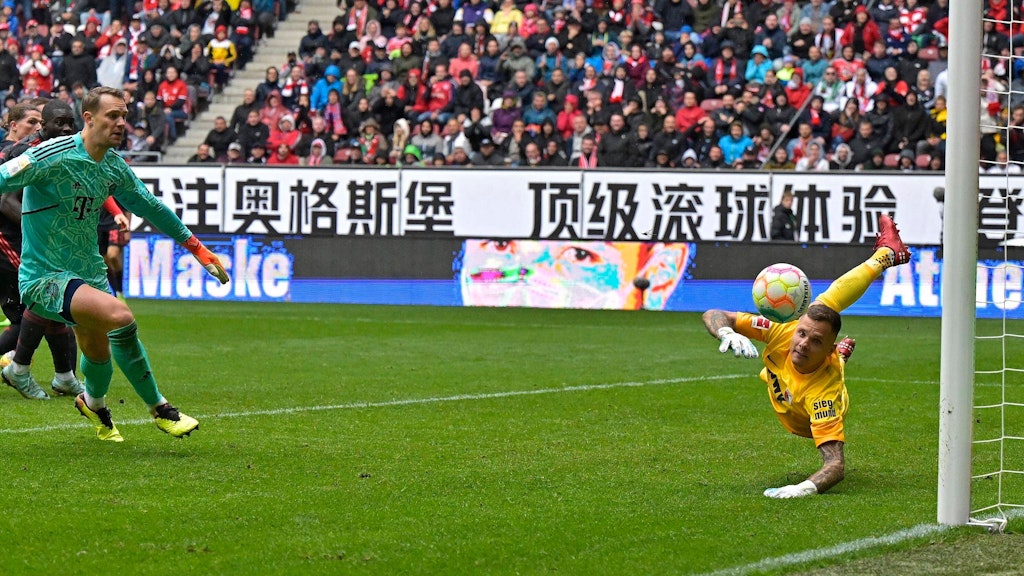 Augsburgs Rafal Gikiewicz pariert den Kopfball von Manuel Neuer in der Nachspielzeit. 