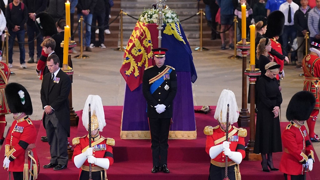 Die Enkelkinder von Königin Elizabeth II. (im Uhrzeigersinn von vorn M), Prinz William, der Prinz von Wales, Peter Phillips, James, Viscount Severn, Prinzessin Eugenie, der Herzog von Sussex (verdeckt), Prinzessin Beatrice, Lady Louise Windsor und Zara Tindall halten eine Totenwache am Sarg ihrer Großmutter, der auf dem Katafalk in der Westminster Hall im Palace of Westminster aufgebahrt ist. 