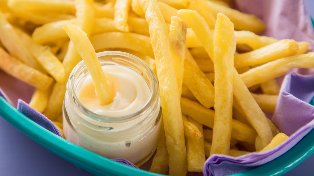 Mayo gelingt zuhause auch ganz ohne Ei - und in leichteren Varianten mit fettarmem Joghurt. 