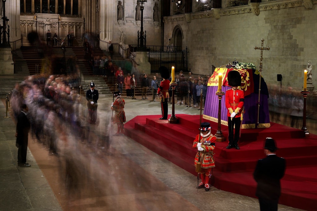 Menschen gehen am Sarg von Königin Elizabeth II. vorbei.