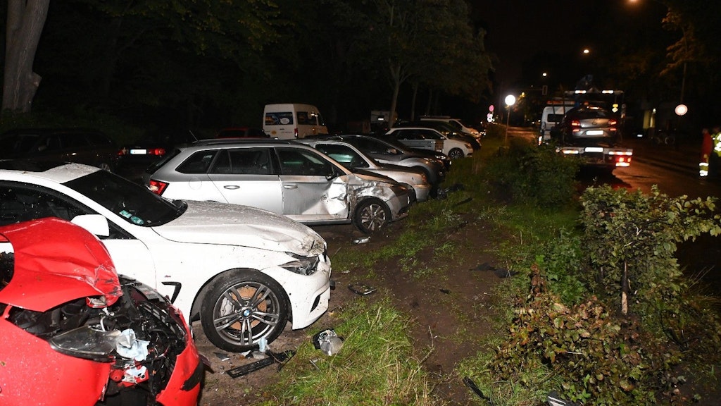 Mehrere parkende Autos wurden bei dem Unfall beschädigt.