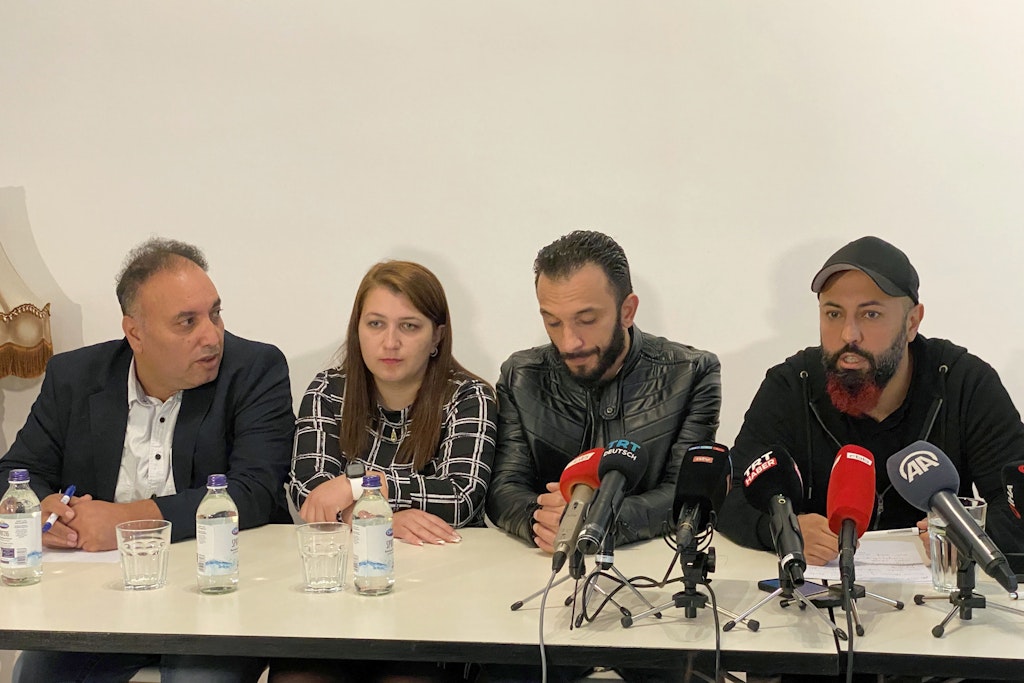 Der Linken-Abgeordnete Ferat Kocak (r), sitzt neben einem Ehepaar aus Syrien und dessen Dolmetscher (l).