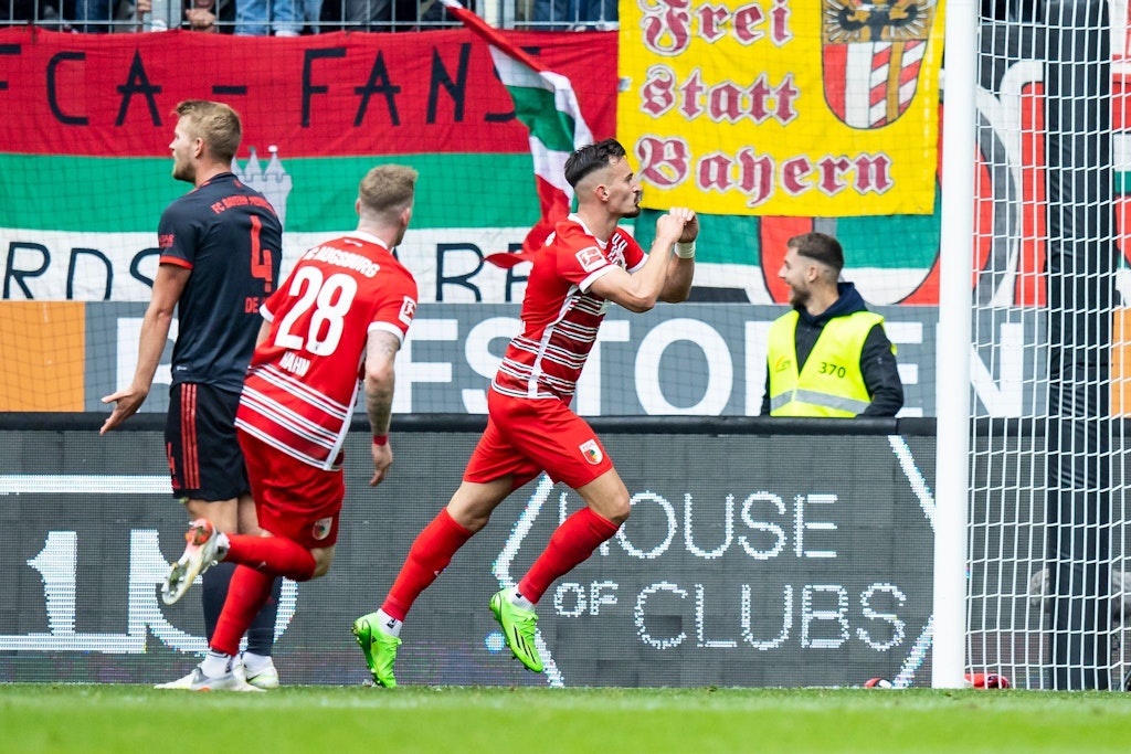 Augsburgs Mergim Berisha (r.) jubelt nach seinem Tor zum 1:0 gegen den FC Bayern München. 