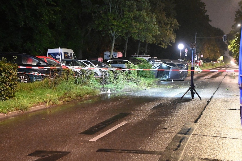 Das Unfallauto liegt auf der Seite. Zuvor hatte er sich überschlagen und mehrere Autos gerammt.