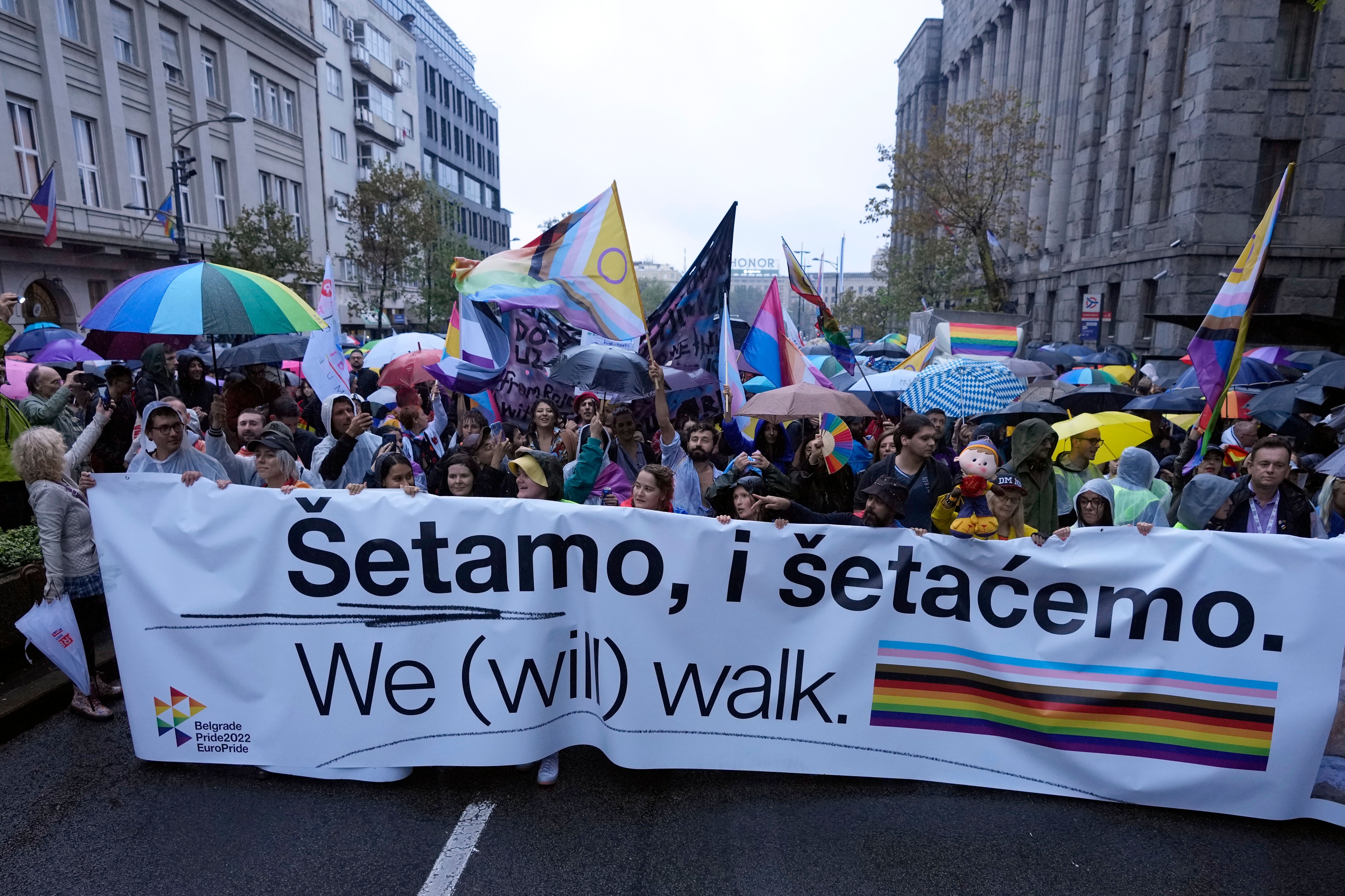 Gegen Behörden Und Regierung: Pride-Demo Läuft Durch Serbische ...