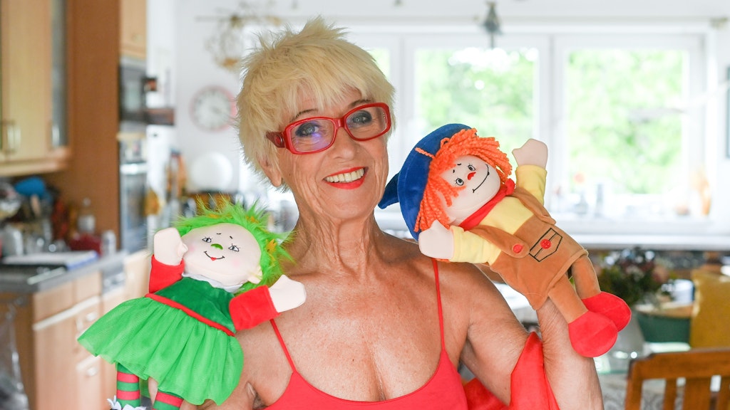 Die Schriftstellerin Monika Ehrhardt-Lakomy steht mit den Figuren Moosmutzel und Waldwuffel aus den Geschichten um dem „Traumzauberbaum“ in ihrem Haus. Sie feiert am 18. September ihren 75. Geburtstag.