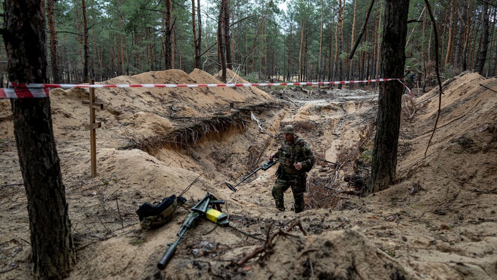In einem Waldstück bei Isjum wurden Massengräber gefunden.