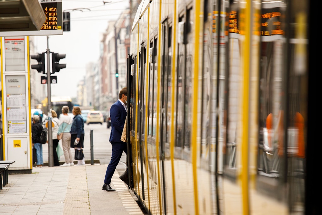 Berlin, Friedrichstraße. In Berlin soll es ab Oktober ein Nahverkehrsticket für monatlich 29 Euro geben, befristet bis zum Ende des Jahres. 