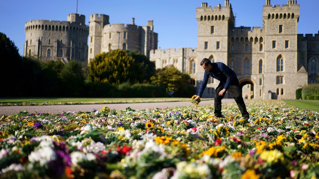 Hier, vor Windsor Castle wird der Leichenwagen noch einmal seine Fahrt verlangsamen. Queen Elizabeth findet ihre letzte Ruhestätte auf Schloss Windsor. 