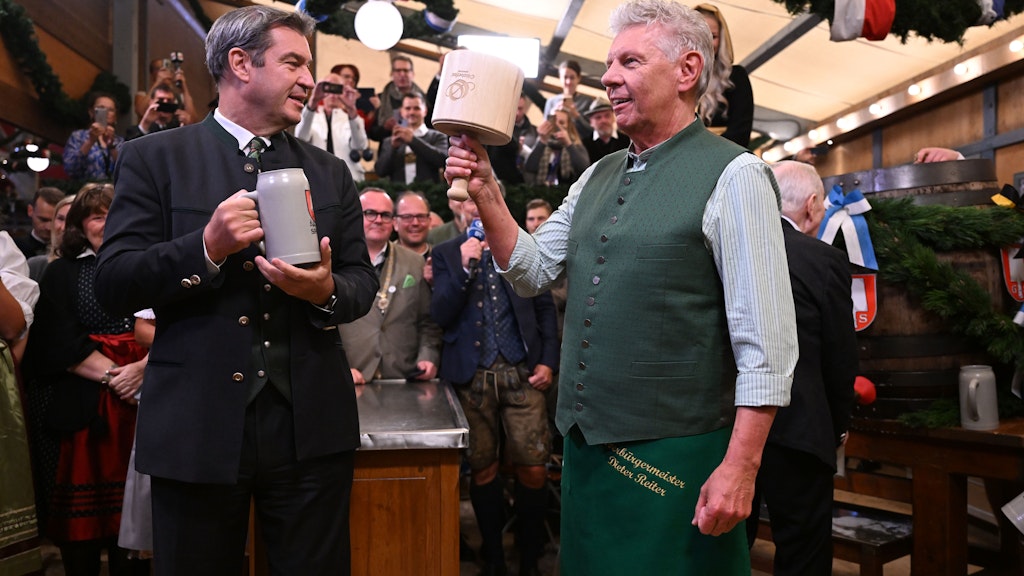 Bayerns Ministerpräsident Markus Söder (CSU) beim Fassanstich auf dem Oktoberfest mit Münchens OB Dieter Reiter (SPD).